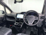 運転席まわりです。 各操作スイッチは使いやすい位置に配置されてます。