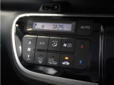 【オートエアコン】温度を設定すれば自動で快適な車内温度を保ちます。エアコン内部の高性能脱臭フィルターで車内のアレルゲンや花粉を除去。