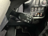 クルーズコントロール機能が付いています。 速度を設定するとアクセルを踏まなくても一定の速度で走ることができます。  高速道路ではとても便利な装置なんです。