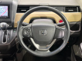 インテリアに合わせたデザインのステアリングは、運転される方のことも考え、運転しやすい形状、大きさです。是非一度、実際に触ってお確かめください。