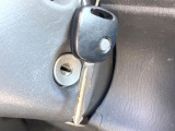 【キーレス】少し離れた場所からでもボタン一つでドアの開錠・施錠ができるのでとっても便利!ドアの鍵穴周りに傷をつけることもありません♪