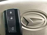 【キーレス】少し離れた場所からでもボタン一つでドアの開錠・施錠ができるのでとっても便利!ドアの鍵穴周りに傷をつけることもありません♪