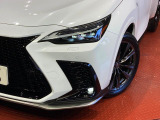 【三眼LEDヘッドライト】スタイリッシュな見た目の三眼LEDヘッドライトを装備♪スタイルだけでなく、夜間の走行も視界良好で安心してお乗りいただけます。