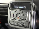 【オートエアコン】一度お好みの温度に設定すれば、車内の温度を検知し風量や温度を自動で調整。暑い&hellip;寒い&hellip;と何度もスイッチ操作をする必要はありません。快適な車内空間には必須の機能ですね♪