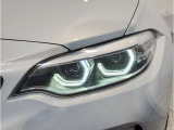 【LEDヘッドライト】先進のLEDテクノロジーを採用。放射される白色光の周波特性は太陽光に近く、バイキセノン・ヘッドライトを上回るコントラストで更に明るく輝きます!