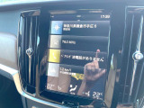 【360&deg;ビューカメラ】4台の高解像度カメラで360度の鳥瞰図を表示。隣の車や壁、死角にある障害物などを画面で確認できるため、狭いスペースでの駐車・出入りも安心です。