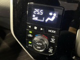 【オートエアコン】一度お好みの温度に設定すれば、車内の温度を検知し風量や温度を自動で調整。暑い&hellip;寒い&hellip;と何度もスイッチ操作をする必要はありません。快適な車内空間には必須の機能ですね♪