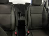 車外に出なくても運転席から3列目シートまで移動が可能です。子育てや荷物が多いときなど利便性が高いです