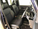 運転席の座面高さを調整できるシートリフターが付いています。フロントシートはベンチシートを採用で、座面も広く使い勝手もいいですよ♪