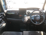 【インパネ全体】手が届きやすく、どなたでも運転しやすいです。シンプルで使いやすい設計になっています!