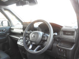 ★運転席周辺★大きなフロントガラスで見晴らしよく運転しやすい設計と、広くてゆとりのある運転席。楽な姿勢で座ることが出来るので長時間の運転でも疲れにくいですし体もぶれにくく工夫されています!