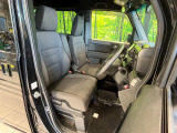 運転席まわりには十分なスペースがあり、大柄な方でもゆったり運転していただける環境です。