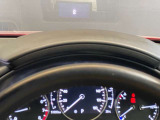 【アクティブ・ドライビング・ディスプレイ】フロントガラスにルートや車速などの情報を表示し、ドライバーの視線移動と、焦点調整の 時間をさらに短縮する事で、わき見のリスクを低減し ます。