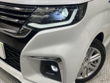 【LEDヘッドライト】悪天候や夜間走行時も良好な視界を確保し安心して運転できる高輝度LEDヘッドライトを装備!点灯速度が早く、消費電力も抑えられています。