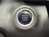エンジンスタートボタンです。キーが車内にあれば、エンジンの始動・停止はブレーキを踏んでスイッチを押すだけ!キーを取り出す手間を省き、ワンプッシュでエンジンを操作するので簡単でスムーズです。