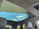 フルガラスパノラミックルーフ。車内に気持ちいい自然光が差し込み、頭上に広がる風景をお楽しみいただけます。快適な車内温度を維持し日差しから乗員とインテリアを守るダークカラーのガラス。電動ブラインド付き!