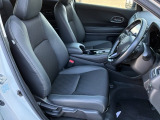 肘掛けとシートヒーター装備のフロントシートで長時間でも快適ドライブ!