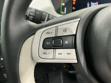 ステアリングにオーディオ操作スイッチが付いています。オーディオ画面に直接タッチしなくても操作が出来ますので、運転に集中できます。