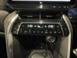 【オートエアコン】一度お好みの温度に設定すれば、車内の温度を検知し風量や温度を自動で調整。暑い&hellip;寒い&hellip;と何度もスイッチ操作をする必要はありません。快適な車内空間には必須の機能ですね♪