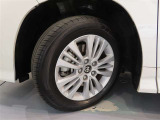トヨタ純正アルミホイール。タイヤサイズは205/60R16です。