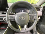 【ステアリングヒーター】冬場に冷たくなりやすい革巻きステアリングを、スイッチ一つで素早く適温に!エアコンよりも早く温まってくれるので、寒い日の運転も快適になりますね♪