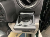 運転席と助手席には、格納式のドリンクホルダーが装備されています。