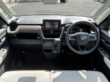 キーフリーシステムなので、エンジンスタートはブレーキペダルを踏みながらボタンを押します。鍵が運転席周りにあることが条件で、鍵をさしたり抜いたりする必要がありません。