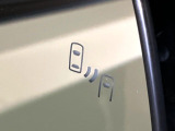 【ブラインドスポットモニター】走行中、ドアミラーの死角になりやすい箇所に後続車が接近するとサイドミラーのレンズに警告を表示!ドライバーに注意喚起をしてくれます。