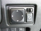 電動格納ドアミラーを装備しております。駐停車時や狭い路地でのすれ違い時などで便利です☆また、手元のスイッチで左右ガラス面の角度変更ができるため、お好みの角度に調整が可能です♪