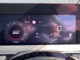 前方ディスプレイには車両情報や設定が表示されます。