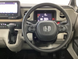 【ハンドル】運転にかかわる様々な操作を安全に行えるように視点移動が少なく操作性に配慮されたスイッチ類が凝縮されたコックピットです。