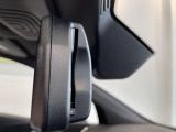 自動防眩機能を備えたルームミラー。ETC車載器を搭載しておりスタイリッシュかつ機能性を兼ね備えております。