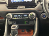左右独立温度コントロールフルオートエアコンです。運転席、助手席それぞれで独立して温度設定ができます。冷え性の方が乗っても安心ですね♪