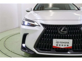 人気のL字型三眼式ヘッドライトは環境に優しく経済的なLED。周囲の明るさを感知して点灯・消灯するオートライト搭載。オートハイビームも搭載していますので面倒なヘッドライトの切替えは不要です。