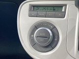【オートエアコン】一度お好みの温度に設定すれば、車内の温度を検知し風量や温度を自動で調整。暑い&hellip;寒い&hellip;と何度もスイッチ操作をする必要はありません。快適な車内空間には必須の機能ですね♪