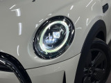 ●LEDヘッドライト:夜間走行時も良好な視界を確保し安心して運転できる高輝度LEDヘッドライトを装備!点灯速度が早く、消費電力も抑えられています。