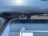 【バックカメラ】後退時に車両後方の映像をモニターに映す機能。目視できない死角を確認でき、衝突事故を防ぎます。駐車が苦手な方だけでなく全てのドライバーに必須の安全装備です。