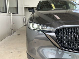鋭く前方を照らす、LEDヘッドライト。遠くまで視界が開けることで、より安心したストレスのない走行を、提供してくれます。ライトの寿命が長いこともLEDライトの特徴ですね。