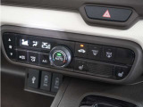 【オートエアコン】温度を設定すれば自動で快適な車内温度を保ちます。エアコン内部の高性能脱臭フィルターで車内のアレルゲンや花粉を除去。