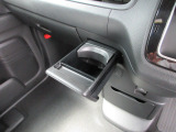 収納式カップホルダーは手の届きやすい位置にあります。