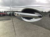 スマートキーを所持している状態でロックボタンを押すと、車両すべてのドアの解錠や施錠を行うことが出来ます。