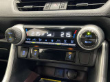 冬場に嬉しい運転席、助手席シートヒーター付きでポカポカ
