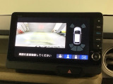 リバースギアに入れるだけで後方の表示へ切り替わります。夜間や雨の日の駐車も楽になりますよ。