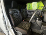 運転席シート廻りは使用感も少なく、良好な状態となっています。前オーナー様が丁寧に使っていたことがよくわかりますね。