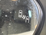 【ブラインドスポットモニター】走行中、ドアミラーの死角になりやすい箇所に後続車が接近するとサイドミラーのレンズに警告を表示!ドライバーに注意喚起をしてくれます。