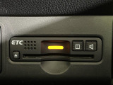 【ETC】有料道路を利用する際に料金所で停止することなく通過できる、ETC車載器(ノンストップ自動料金収受システム機器)が装備されています。セットアップを行うことで利用可能になります。
