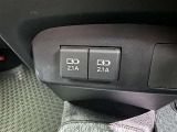 充電用USB端子付き。スマートフォンなどの充電に便利です。