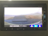 【バックカメラ】運転が苦手な方も車庫入れラクラクです!ギアをリバースに入れれば自動的に切り換わりますので、面倒な操作は不要です♪狭い駐車場もお車を傷つけず安心ですね!