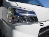 LEDヘッドライトです。デザイン性がよくとても明るいので、夜間の走行や悪天候でも安心です。しかも長寿命!