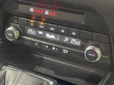 【オートエアコン】一度お好みの温度に設定すれば、車内の温度を検知し風量や温度を自動で調整。暑い&hellip;寒い&hellip;と何度もスイッチ操作をする必要はありません。快適な車内空間には必須の機能ですね♪